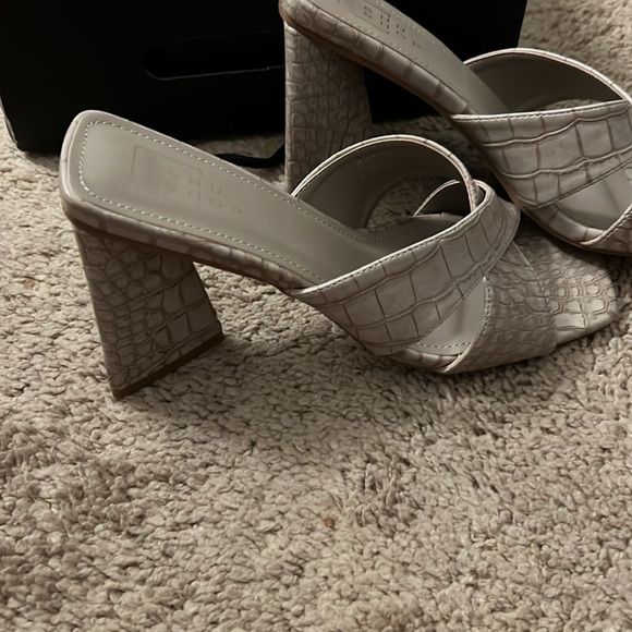 Shu Shop Eartha Taupe Croco heels - Picture 4 of 5